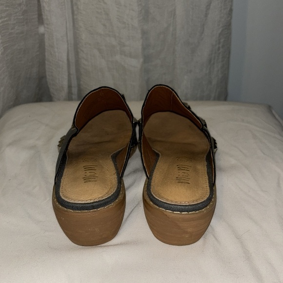 Mi.iM Women's Gray Silver Studded Leather Slide on Mule Size 8 - Picture 3 of 9